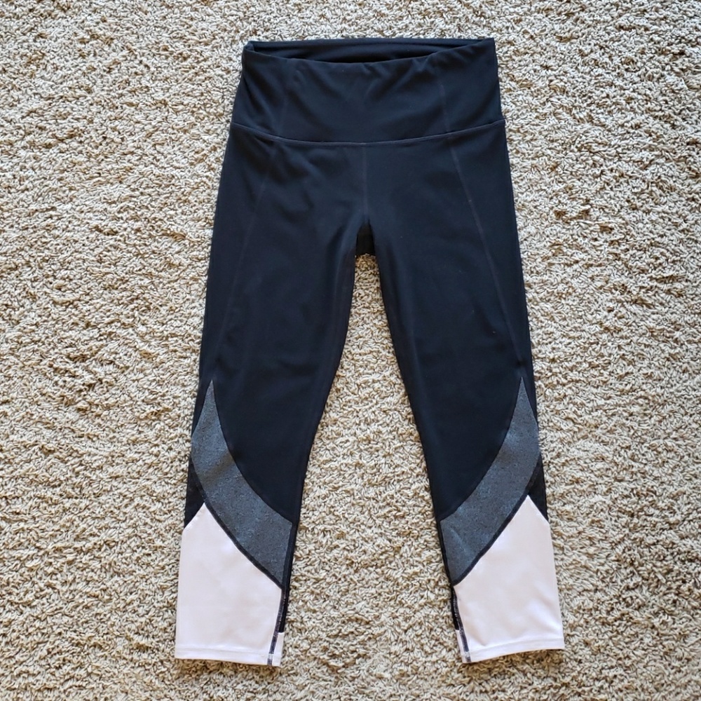 Athleta black/white/gray capris size Small